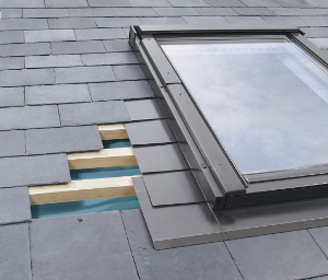 Step flashings for skylights installed with flat roofing materials