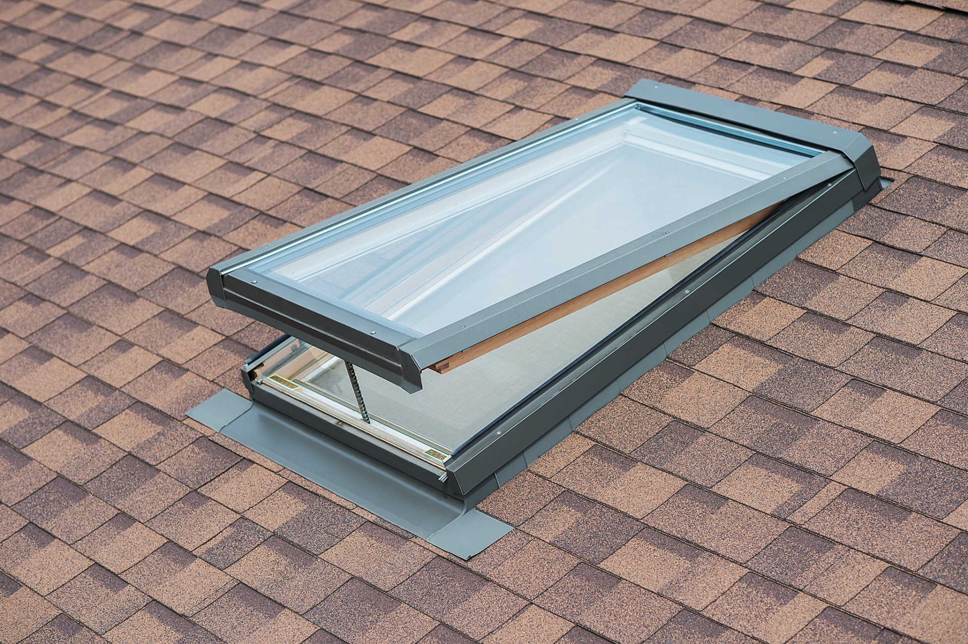 Deck Mounted Electric Venting Skylight FVE FAKRO